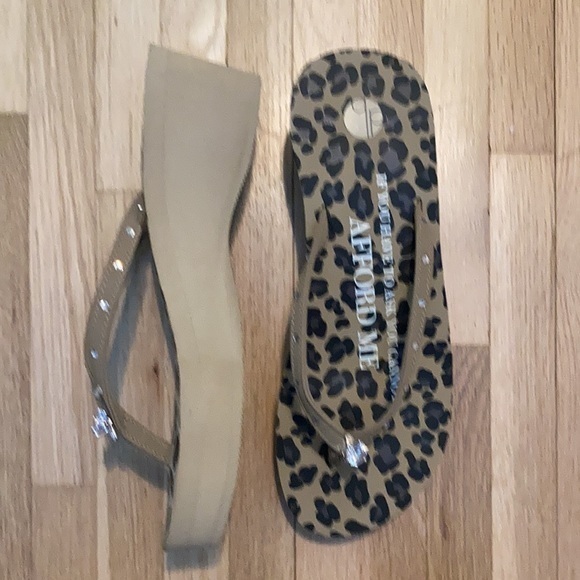 NWOT Girl Two Doors Down Leopard‎ Platform Flipflop Animal Print Sandals - Picture 4 of 5